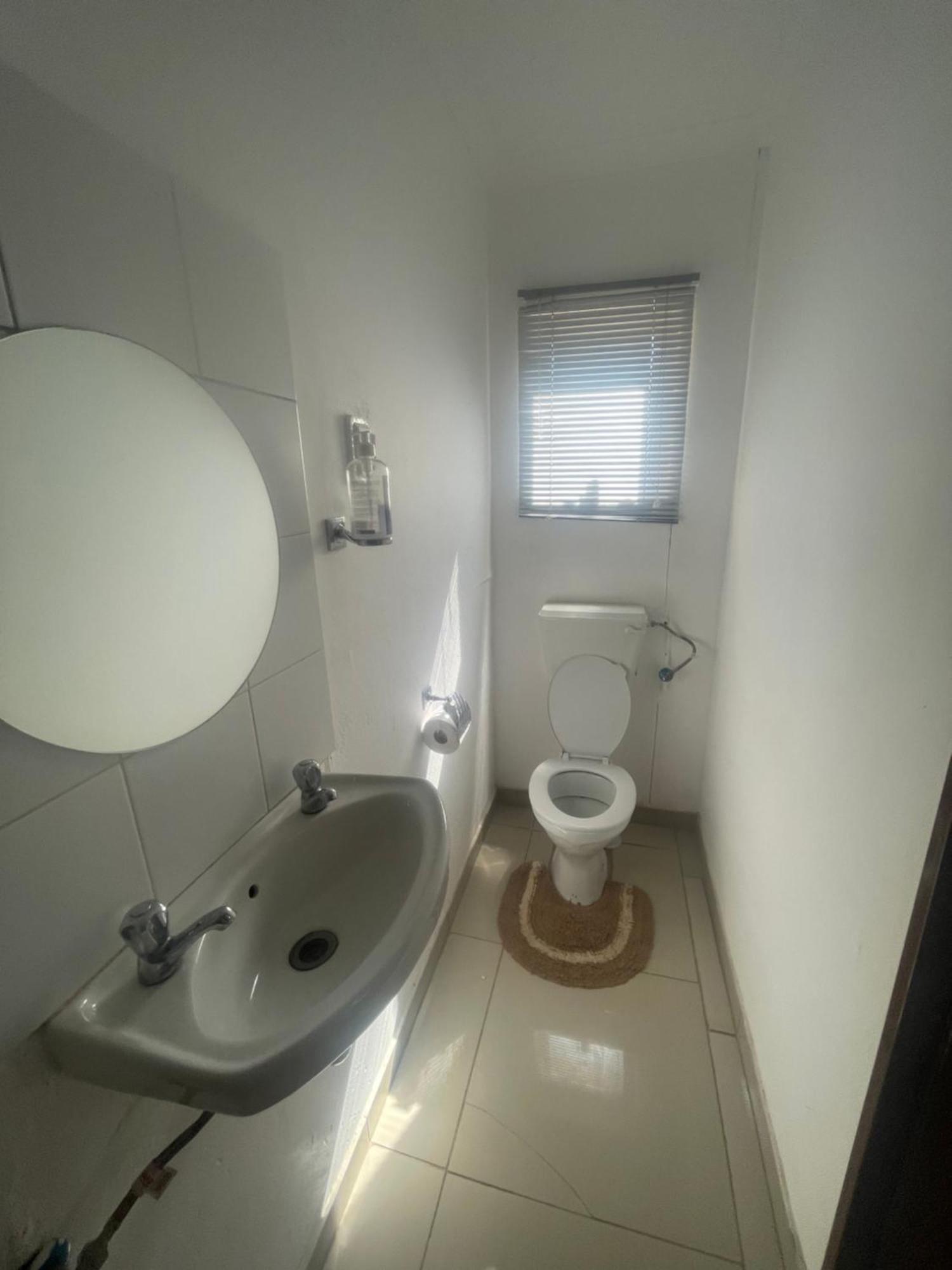 Sabrina Guesthouse ซูเมบ ภายนอก รูปภาพ