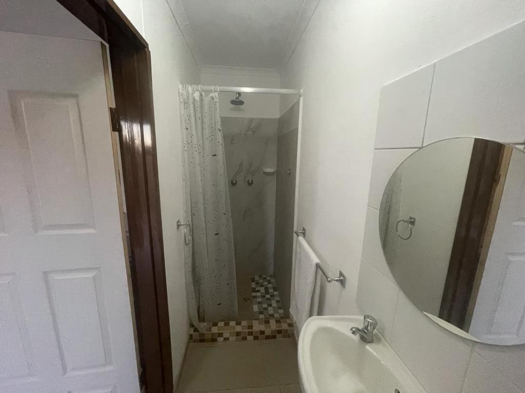 Sabrina Guesthouse ซูเมบ ภายนอก รูปภาพ