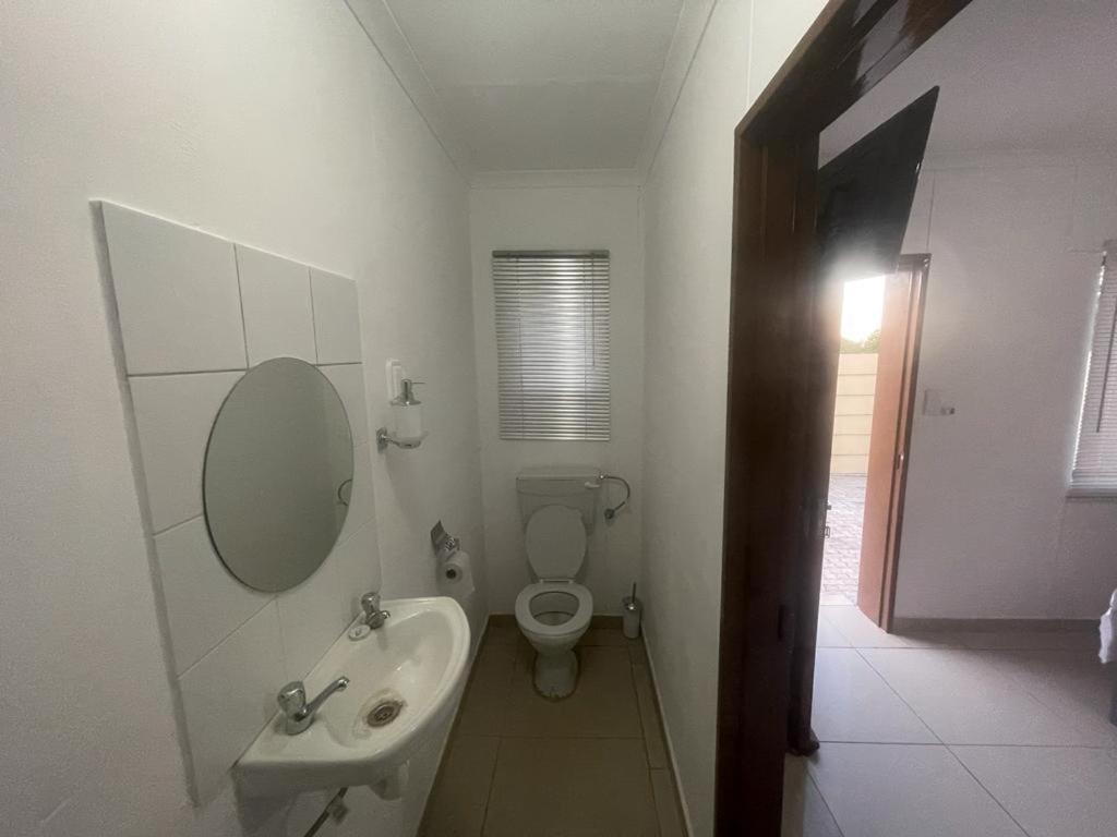 Sabrina Guesthouse ซูเมบ ภายนอก รูปภาพ